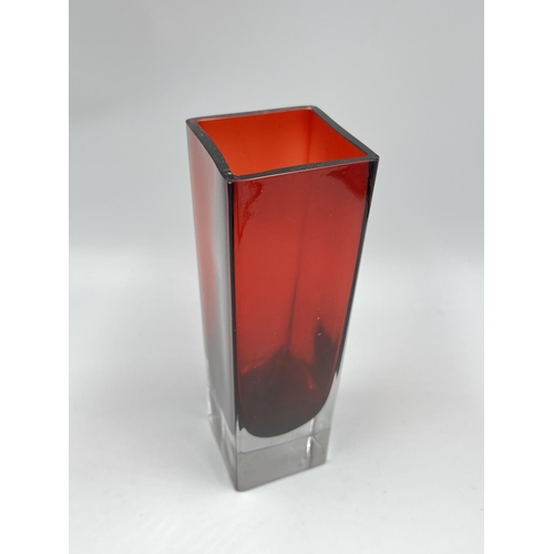 47 - Three pieces of studio glass, Murano Sommerso style red vase - approx. 17.5cm high, blue vase - appr... 