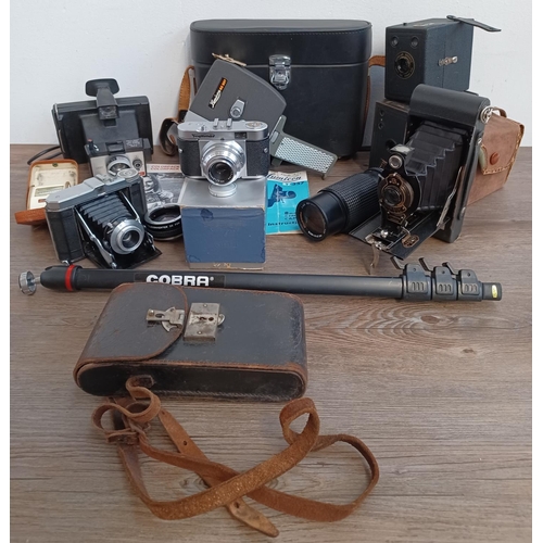 517 - A collection of cameras and accessories to include boxed mid 1950s Voigtländer Vito B 35mm viewfinde... 