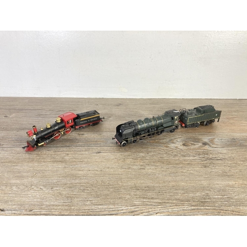 190 - Two HO gauge model locomotives, one Rivarossi Reno 4-4-0 clockwork steam locomotive with Virginia & ... 