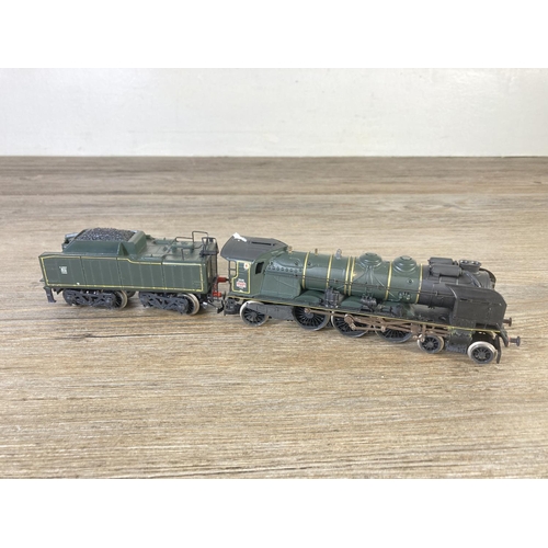 190 - Two HO gauge model locomotives, one Rivarossi Reno 4-4-0 clockwork steam locomotive with Virginia & ... 