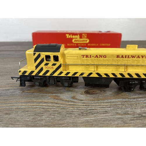 192 - A boxed Tri-ang R155 OO gauge diesel switcher locomotive