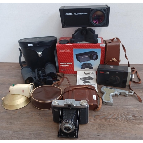 529 - Four items, one cased Zeiss Ikon Nettar II 517/16 horizontal folding camera for 120 film fitted with... 