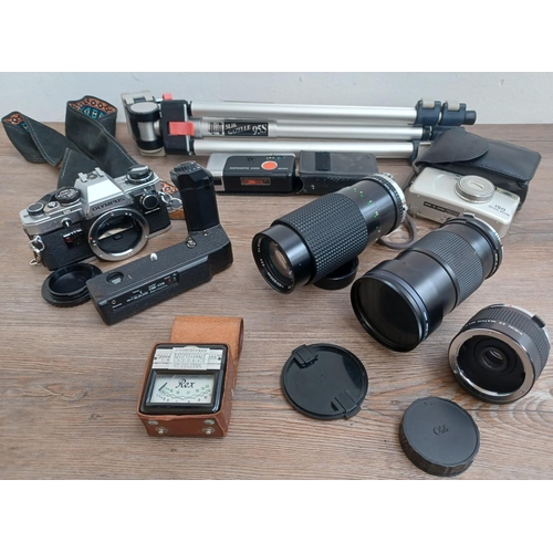 530 - A collection of camera equipment to include Olympus OM10 35mm SLR camera, cased Agfa Agfamatic 4000 ... 