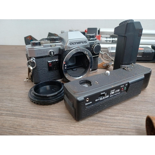 530 - A collection of camera equipment to include Olympus OM10 35mm SLR camera, cased Agfa Agfamatic 4000 ... 