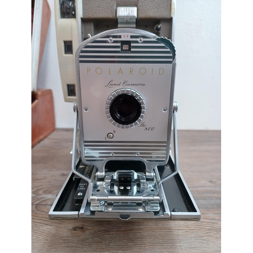 538 - A cased late 1950s/early 1960s Polaroid Land Camera 800 instant camera for Type-40 roll film with Wi... 