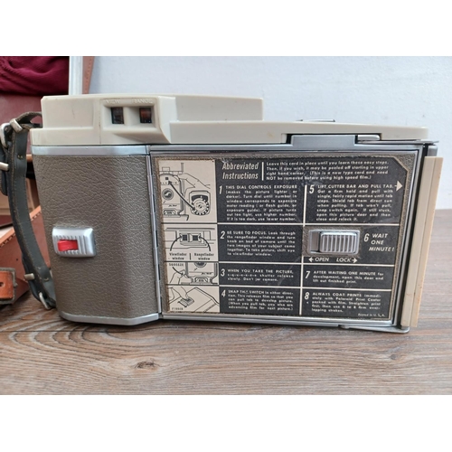 538 - A cased late 1950s/early 1960s Polaroid Land Camera 800 instant camera for Type-40 roll film with Wi... 