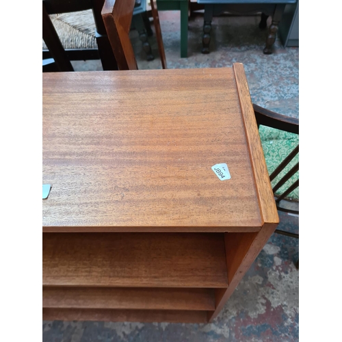 458 - A mid 20th century teak three tier open bookcase - approx. 94cm high x 82cm wide x 30cm deep