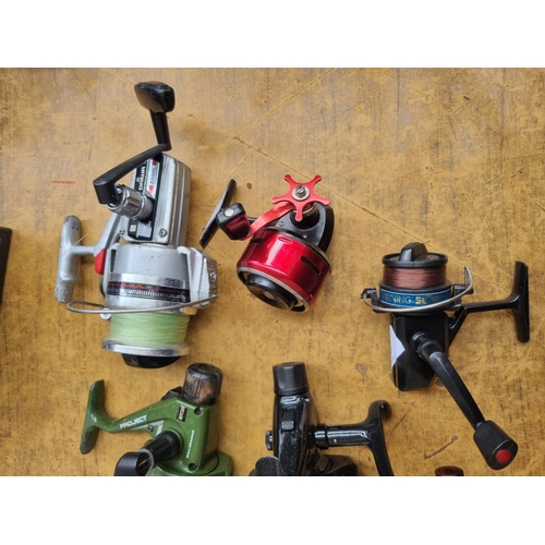 665 - Five various fishing reels to include Daiwa 4000C, Shakespeare XK4000 etc.