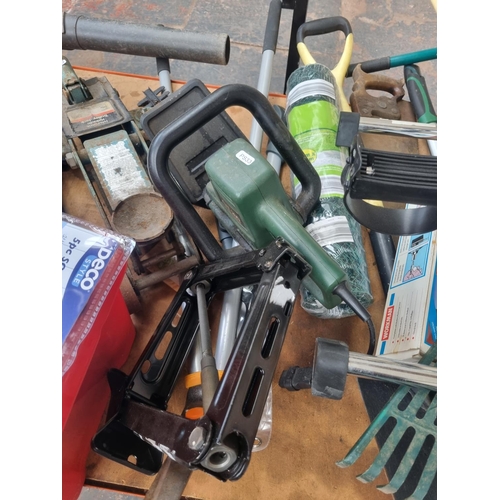 712 - A large collection of various tools and garden equipment to include hydraulic trolley jack, Black & ... 