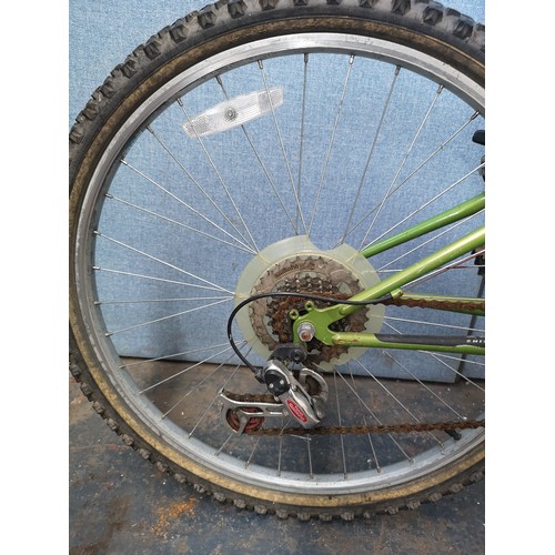 686 - An Apollo Guru men's mountain bike with Shimano 21-speed gear system