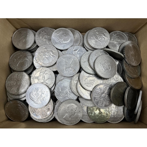 1252 - A collection of approx. 130 British commemorative coins