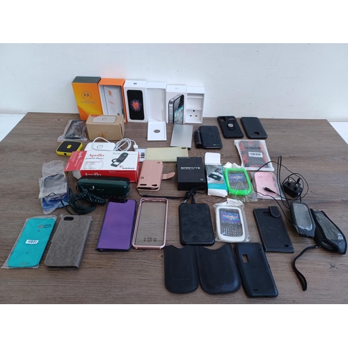 580 - A collection of mobile phone items to include power banks, Mophie wireless charging base, cases, box... 