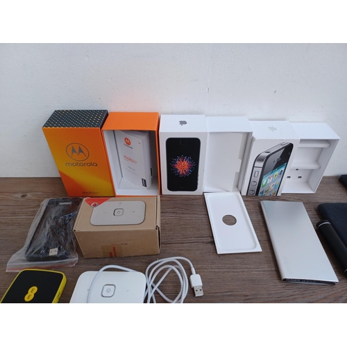 580 - A collection of mobile phone items to include power banks, Mophie wireless charging base, cases, box... 