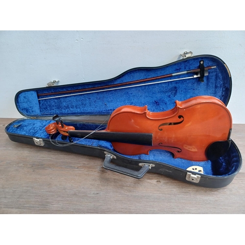 626 - A cased early 1980s German Karl Höfner full size violin with bow