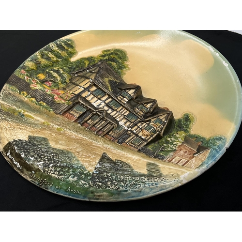 136 - An early Bossons Shakespeare's Birthplace, Stratford-upon-Avon chalkware circular wall plaque - appr... 