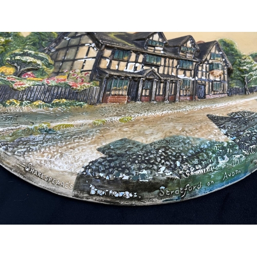 136 - An early Bossons Shakespeare's Birthplace, Stratford-upon-Avon chalkware circular wall plaque - appr... 