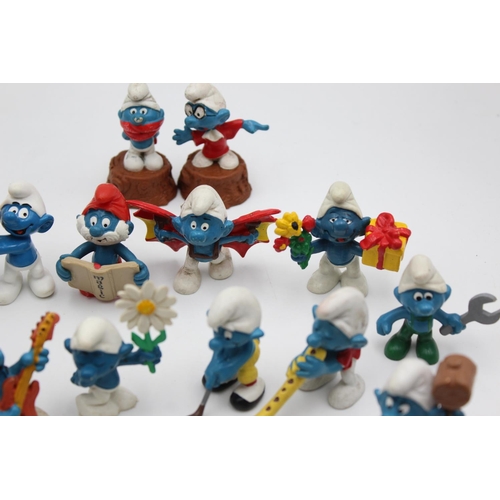 107 - A large collection of assorted vintage Peyo/Schleich Smurf plastic figures