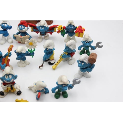 107 - A large collection of assorted vintage Peyo/Schleich Smurf plastic figures