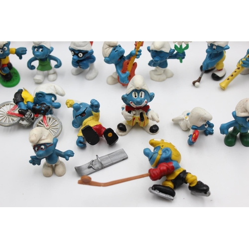 107 - A large collection of assorted vintage Peyo/Schleich Smurf plastic figures