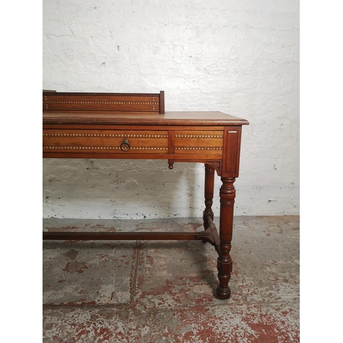 353 - An Edwardian inlaid mahogany dressing table with single drawer, lidded box and lower stretcher - app... 