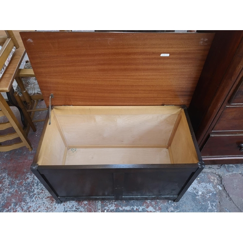 368 - A mid 20th century oak blanket box - approx. 58cm high x 91cm wide x 48cm deep