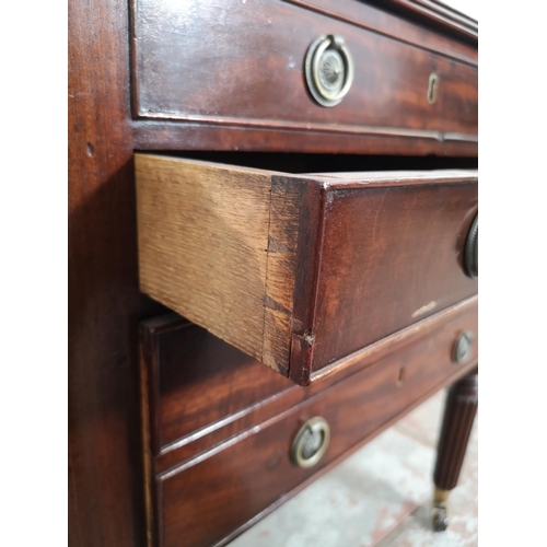 425 - A late 19th/early 20th century mahogany work table with pull out green felt stand - approx. 67cm hig... 