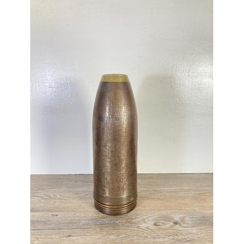 350E - A believed WWI British military mortar shell with broad arrow mark to brass top - approx. 33cm high