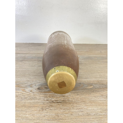 350E - A believed WWI British military mortar shell with broad arrow mark to brass top - approx. 33cm high