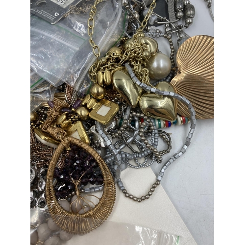 282 - A collection of assorted costume jewellery