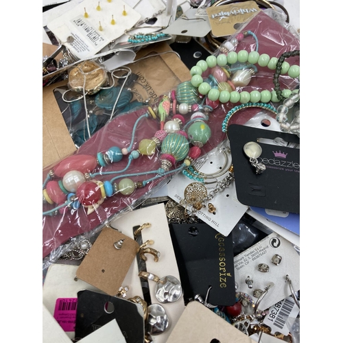 283 - A collection of assorted costume jewellery