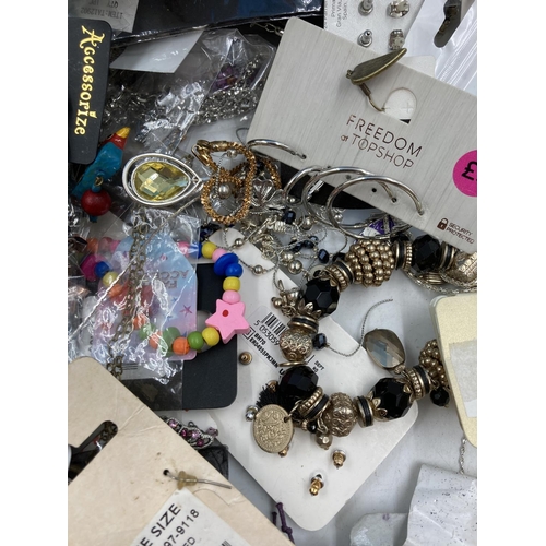 283 - A collection of assorted costume jewellery