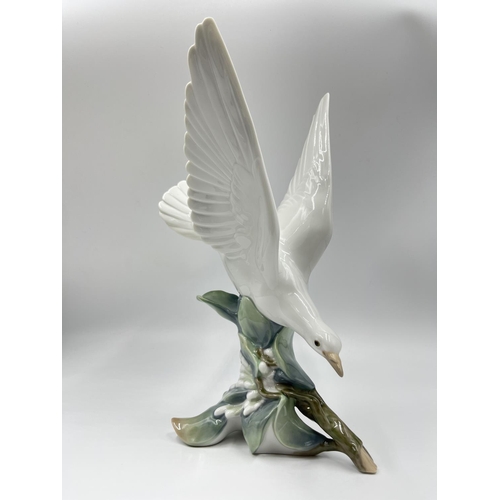 7 - A Lladro Turtle Dove figurine - model no. 4450