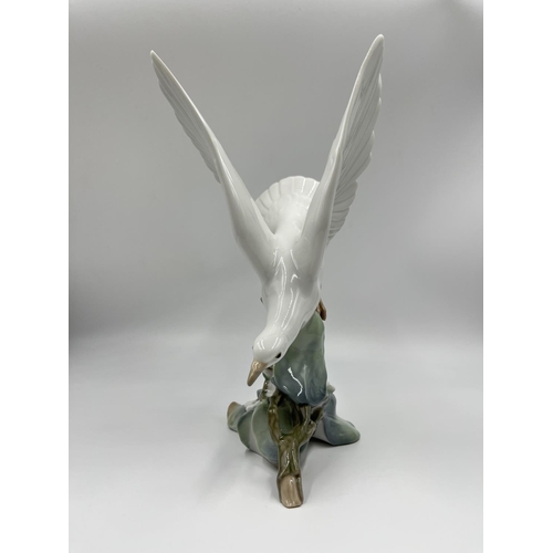 7 - A Lladro Turtle Dove figurine - model no. 4450