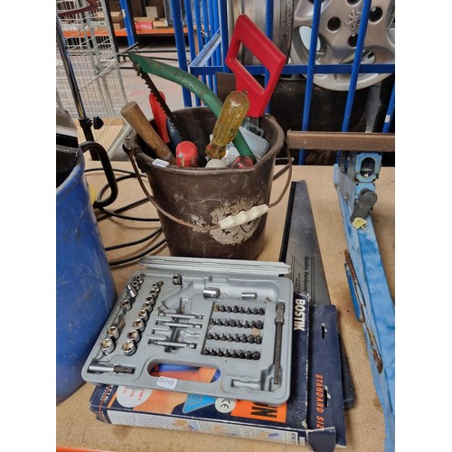 621 - A quantity of assorted tools to include Draper Tilt & Clamp work bench, screwdrivers, Focus 25 metre... 