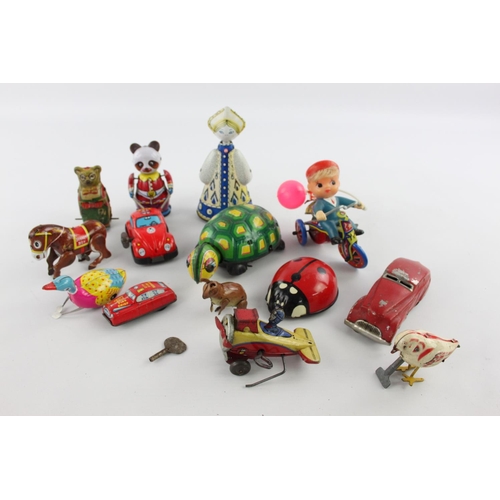 89 - A collection of vintage tinplate/clockwork toys to include Fire Chief, birds etc.