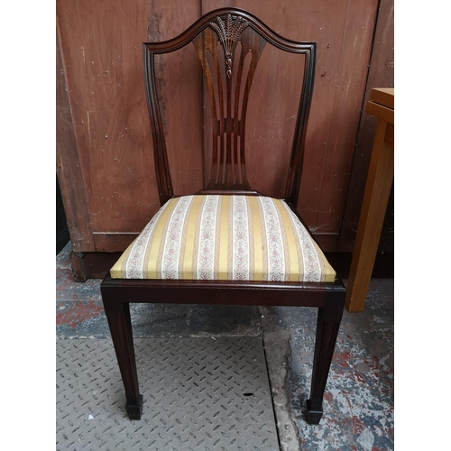 242 - A Georgian style mahogany circular pedestal dining table with four matching chairs - 76cm high x 91c... 