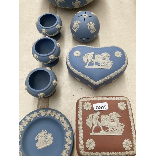 29 - A collection of Wedgwood Jasperware to include terracotta trinket box, 20cm pale blue bowl etc.