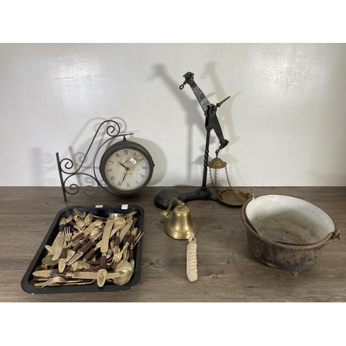 59 - A collection of metalware to include Victorian style Greenhurst wall mountable clock, cast iron and ... 