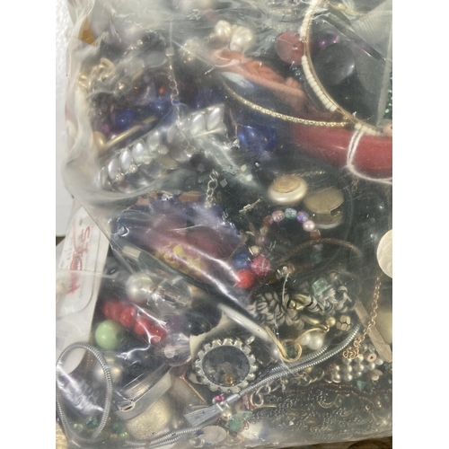 100 - Approx. 10kg of costume jewellery