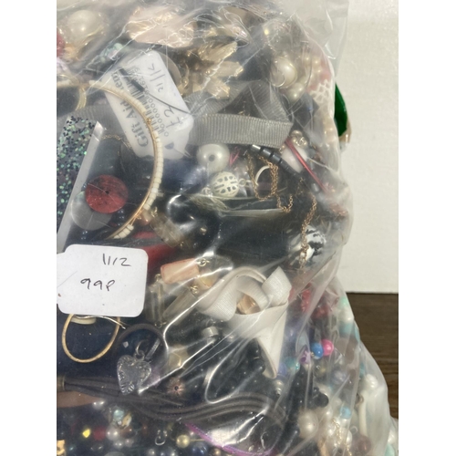 100 - Approx. 10kg of costume jewellery