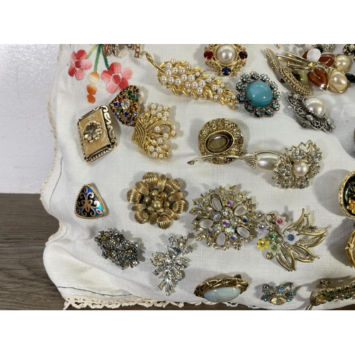 117 - Approx. 60 vintage brooches