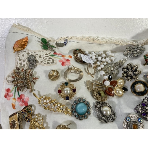 117 - Approx. 60 vintage brooches