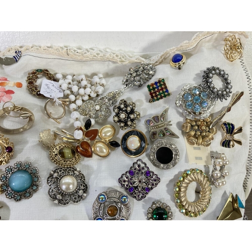 117 - Approx. 60 vintage brooches