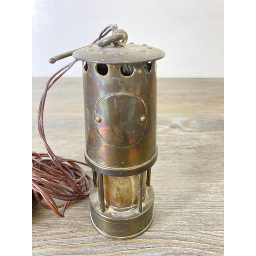 194 - A vintage brass miniature miner's lamp - approx. 13cm high