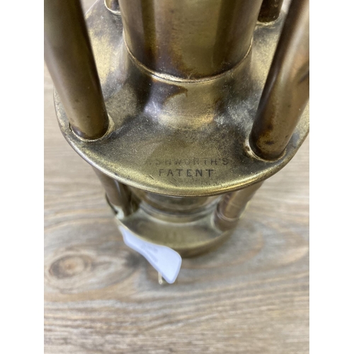 195 - An early 20th century Hepplewhite Gray of Stanley, Derby Ashworth's patent brass miner's lamp - appr... 