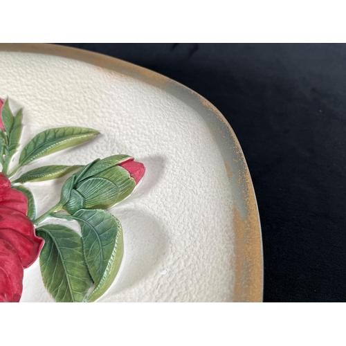 204 - Six Bossons chalkware wall plaques comprising four Floral spray and one Camellia