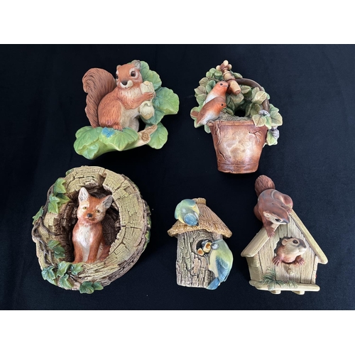 210 - Five Bossons chalkware animal wall plaques comprising Blue Tits, Robins, Fox Cub, Chipmunks and Red ... 