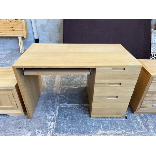 1015 - A modern oak effect office desk with three drawers and pull-out tray - approx. 74cm high x 120cm wid... 