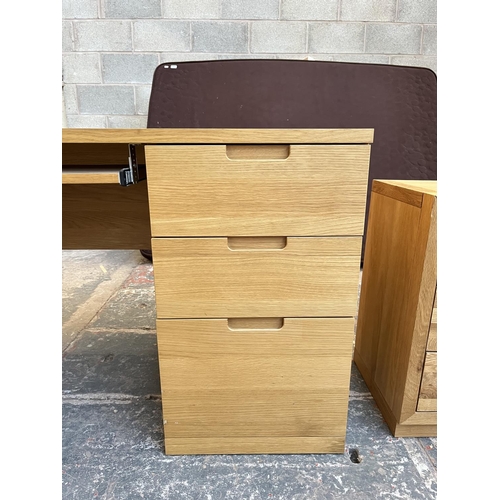 1015 - A modern oak effect office desk with three drawers and pull-out tray - approx. 74cm high x 120cm wid... 