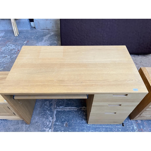 1015 - A modern oak effect office desk with three drawers and pull-out tray - approx. 74cm high x 120cm wid... 